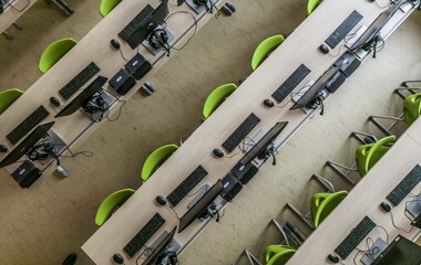 Jak vybavit počítačovou učebnu: dispozice, kabeláž, ergonomie a servisní přístup